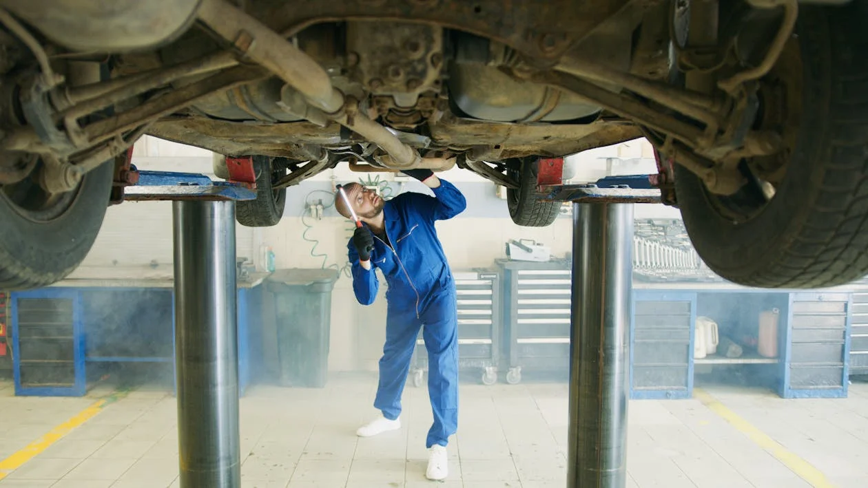 Car Expert fixing car